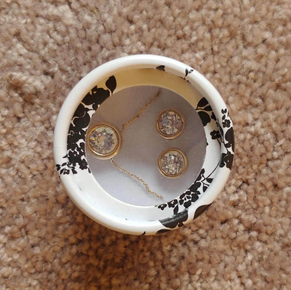 White House Black Market jewelry set gold